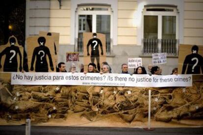 Families of the victims of the Franco regime hold up a life-size picture of a mass grave outside the Supreme Court, as the trial of Judge Baltasar Garzón gets underway in Madrid.