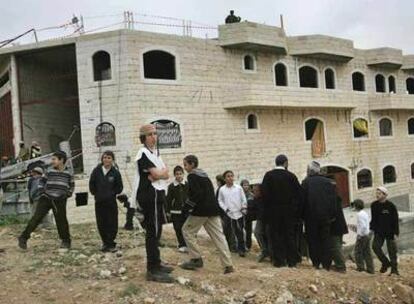 Un grupo de colonos judíos ocupa en Hebrón un edificio que supuestamente es propiedad de palestinos.