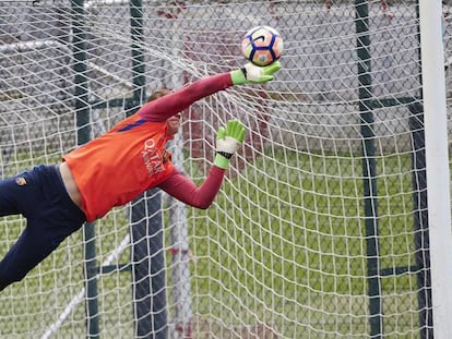 Ter Stegen realiza una parada en un entrenamiento del Bar&ccedil;a.