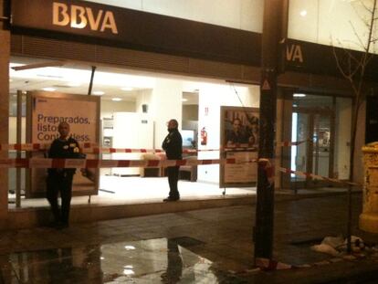 El escaparate de la sucursal de un banco de la calle Princesa quedó destrozado.