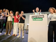 Los ministros Pablo Bustinduy (c), Mónica García (2i) y Ernest Urtasun (i) y la portavoz de Por Andalucía (d) en el Parlamento regional, Inma Nieto, arropan al líder de IU y candidato de Por Andalucía a la Presidencia de la Junta, Antonio Maíllo (2d), este domingo en Sevilla junto a la candidata por Cádiz Esperanza Gómez.