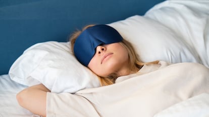 An article from EL PAÍS Escaparate describing the benefits of using the best-selling opaque sleep mask on Amazon.