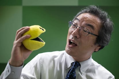 Toru Iwatani posa con un peluche de Pac-Man para una entrevista en El País. |