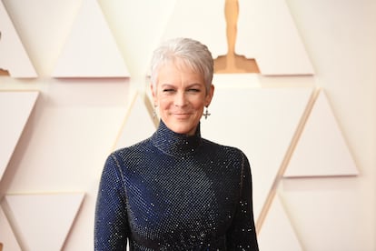 Jamie Lee Curtis, la estrella de la saga ‘Halloween’, tenía bolsas bajo los ojos: “Siempre he tenido los ojos hinchados. Si ves fotografías mías de niña, siempre parecía que no hubiese dormido”, confesó en una entrevista para ‘Variety’. Una noche, rodando una escena con una potente iluminación, el cámara a cargo dijo que no podía rodar ese día debido a las bolsas de la intérprete. Entonces se sometió a una cirugía para quitárselas. Durante su recuperación, le recetaron un potente opiáceo para aliviar su dolor y ahí comenzó su adicción. Ahora la actriz lleva más de 20 años sobria y es especialmente crítica con la cirugía plástica y la excesiva presión que se ejerce sobre las mujeres: “Esta tendencia actual de rellenos y procedimientos sencillos, esta obsesión por los filtros, las cosas que hacemos para ajustar nuestra apariencia en Zoom… todo esto está acabando con generaciones de belleza”, confesó en una entrevista en el programa ‘Today’, “una vez que te tocas la cara, no la vuelves a recuperar.