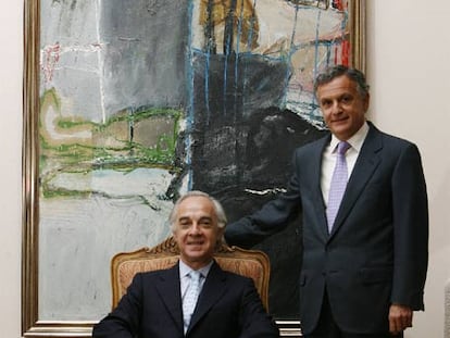 Enrique de Leyva (de pie) y Ángel Corcóstegui.
