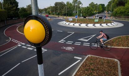 Una rotonda holandesa, con un carril exclusivo para ciclistas.