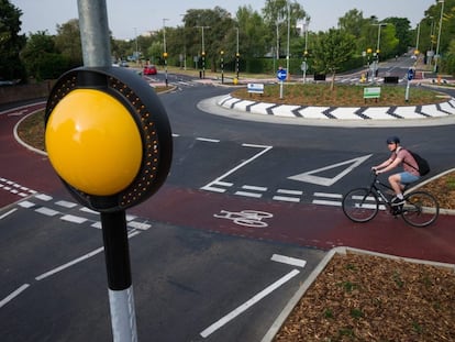 Una rotonda holandesa, con un carril exclusivo para ciclistas.