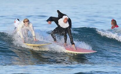 Un matrimonio participa disfrazado en el concurso anual de surf en Halloween en Newport Beach, California (EE.UU).