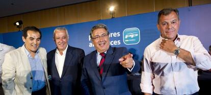 El alcalde de Córdoba, José Antonio Nieto, Arenas, Zoido y el secretario general del PP, José Luis Sanz, ayer en Córdoba.