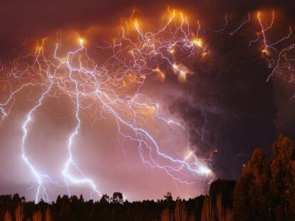 Foto del volc&aacute;n chileno en erupci&oacute;n ganadora de la XVII edici&oacute;n del concurso de fotograf&iacute;a de naturaleza FOTOCAM 2011