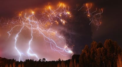 Foto del volc&aacute;n chileno en erupci&oacute;n ganadora de la XVII edici&oacute;n del concurso de fotograf&iacute;a de naturaleza FOTOCAM 2011