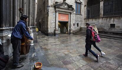 Un hombre toca un contrabajo frente al museo Frederic Mares en Barcelona.