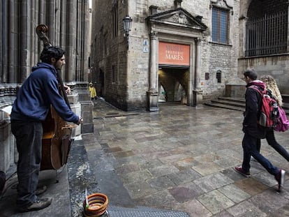 Un hombre toca un contrabajo frente al museo Frederic Mares en Barcelona. 