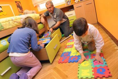 Germán Higelmo playing with his children in their Palencia home.