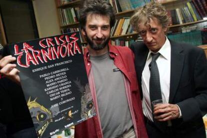 El director Pedro Rivero sostiene el cartel de su película junto al actor Enrique San Francisco, en Bilbao.