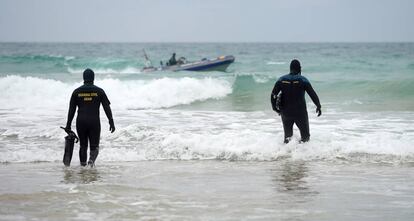 Agentes de la Guardia Civil buscan en la costa de Cádiz, este miércoles.