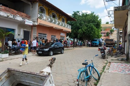 A cidade de Alpercata, a cerca de 16 km de Governador Valadares, vive o mesmo drama. Cada morador pode recolher nos centros de distribuição apenas 6 garrafas de 1 litro e meio. As filas também dobram o quarteirão. "Tem gente que fica das 9h até de noite esperando. Quando o caminhão chega, é um tumulto, um desespero. Sem essa água potável não podemos nem cozinhar, não há outra opção, precisamos esperar", conta a enfermeira Janete Inácio Oliveira, de 29 anos.