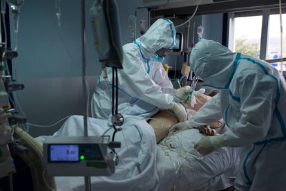 Trabajadores sanitarios atienden a un paciente con coronavirus en la UCI del Hospital Cosaga de Ourense.