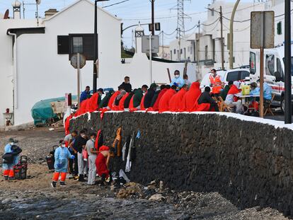 Un grupo de inmigrantes tras su llegada en una lancha neumática a Las Caletas, en Lanzarote, el pasado día 7.
