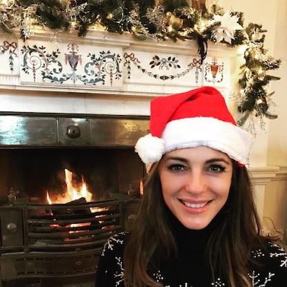 Liz Hurley ha sido de las más tradicionales: con un gorro de Papá Noel y junto a una chimenea, la actriz ha felicitado las fiestas a sus más de 469.000 seguidores: "No hay nada mejor que pasar las vacaciones en casa. Muy agradecida de tener la mejor familia y amigos", escribió. 