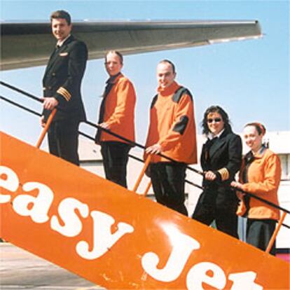 Empleados de Easyjet con el anterior uniforme.