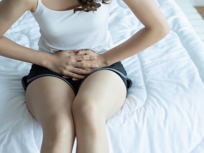 Una mujer se lleva las manos a la barriga, en una foto de archivo.