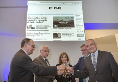 El director adjunt d’EL PAÍS, Lluís Bassets; el conseller de Cultura, Ferran Mascarell; la vicepresidenta del Govern, Soraya Sáenz de Santamaría; Juan Luis Cebrián, president del Grup PRISA, i Antonio Caño, director d’EL PAÍS, en l’arrencada d’Elpais.cat