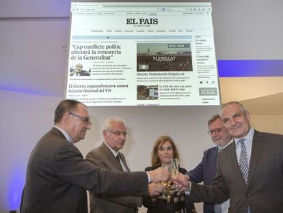 El director adjunt d’EL PAÍS, Lluís Bassets; el conseller de Cultura, Ferran Mascarell; la vicepresidenta del Govern, Soraya Sáenz de Santamaría; Juan Luis Cebrián, president del Grup PRISA, i Antonio Caño, director d’EL PAÍS, en l’arrencada d’Elpais.cat