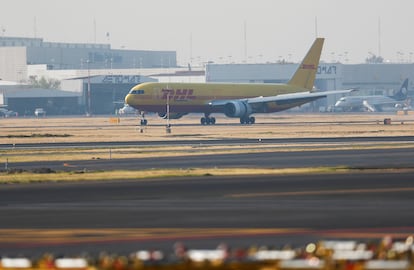 El avión que transporta las primeras dosis de la vacuna Pfizer-BioNTech COVID-19.