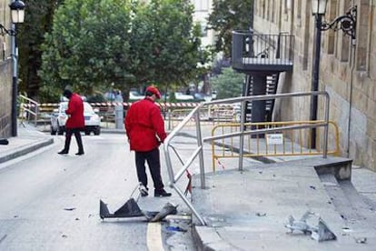 Agentes de la Ertzaintza buscan indicios en las inmediaciones de los juzgados de Gernika.