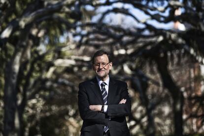 El presidente en los jardines del palacio de La Moncloa.