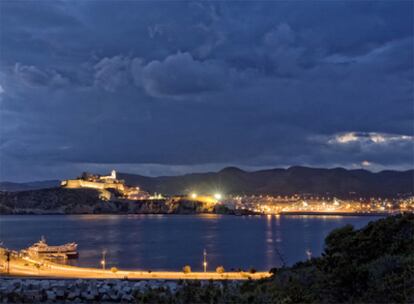 Ibiza, setiembre de 2008 Vista del faro de Botafoc y la ciudad de Ibiza ( al fondo ) © Carles Ribas 