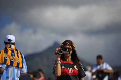 Uma torcedora alemã grava um vídeo no Rio antes da final.