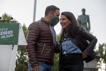 La candidata de Vox a la presidencia de la Comunidad de Madrid, Rocío Monasterio y el líder de la formación, Santiago Abascal, el 28 de abril en Valdemoro (Madrid).