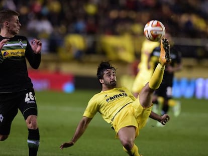 Jaume Costa defiende la pelota ante la mirada de Thorgan Hazard.