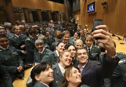 Toni Cantó posa para un 'selfie' con algunas de las mujeres guardias civiles que han visitado el Congreso.