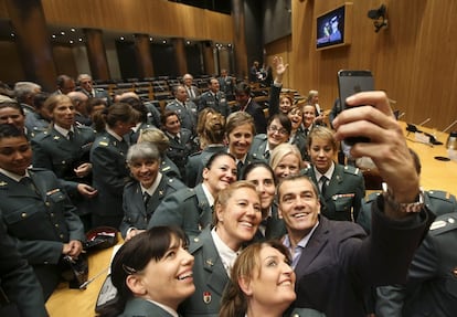 Toni Cantó posa para un 'selfie' con algunas de las mujeres guardias civiles que han visitado el Congreso.