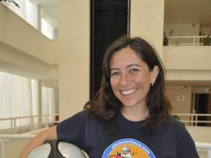La periodista Alicia Sornosa, primer mujer española en dar la vuelta al mundo en motocicleta. EFE/Archivo