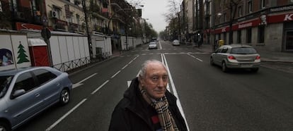 Antonio Sabugueiro, junto al bar donde se cre&oacute; la carrera. 