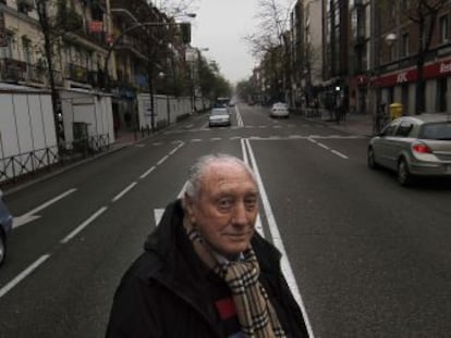 Antonio Sabugueiro, junto al bar donde se cre&oacute; la carrera. 