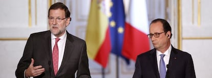 El presidente de Espa&ntilde;a, Mariano Rajoy, y el presidente frances, Francois Hollande, ayer en rueda de prensa en Par&iacute;s. 