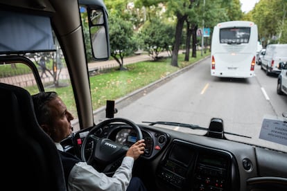 Un conductor de autobúes conduce por una calle de Madrid, en 2023.