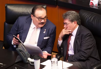 Jorge Carlos Ramírez Marín habla con Ricardo Monreal en el Senado.