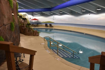La única piscina de un complejo de lujo en la que nadie querría nadar: la del complejo de viviendas bajo tierra del empresario Larry Hall.