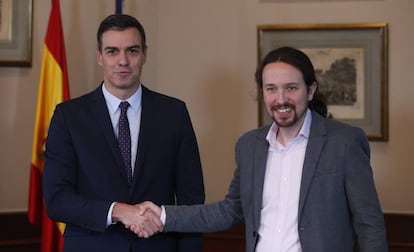 O primeiro-ministro da Espanha, Pedro Sánchez, e o líder do Podemos, Pablo, anunciam acordo.