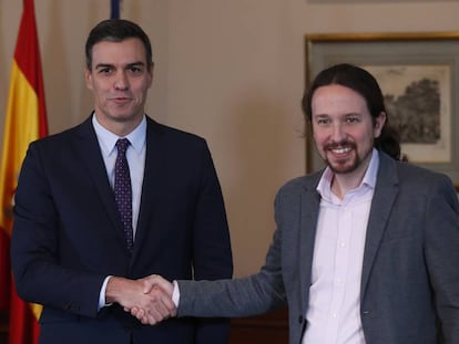 O primeiro-ministro da Espanha, Pedro Sánchez, e o líder do Podemos, Pablo, anunciam acordo. 