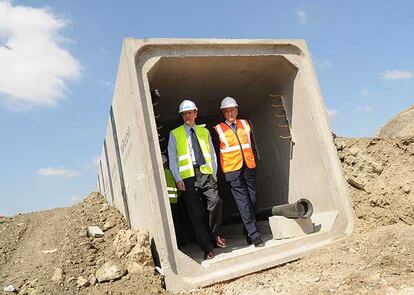 El alcalde de la ciudad de Madrid, Alberto Ruiz-Gallardón, a las obras de ampliación de Mercamadrid.