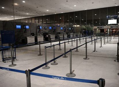 El aeropuerto de Roissy, en París, uno de los tres que ha cerrado hoy en la capital francesa a causa del temporal