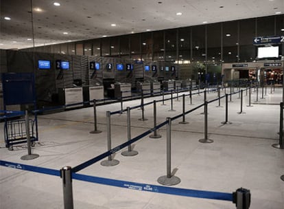 El aeropuerto de Roissy, en París, uno de los tres que ha cerrado hoy en la capital francesa a causa del temporal