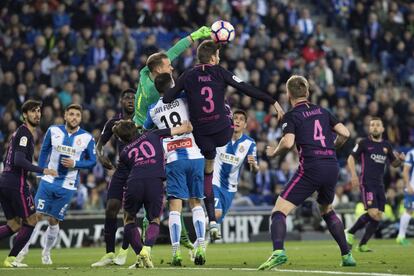 El defensa del Barcelona Gerard Piqué (segundo por la derecha) y el portero del equipo, el alemán Marc-André ter Stegen, paran el balón.